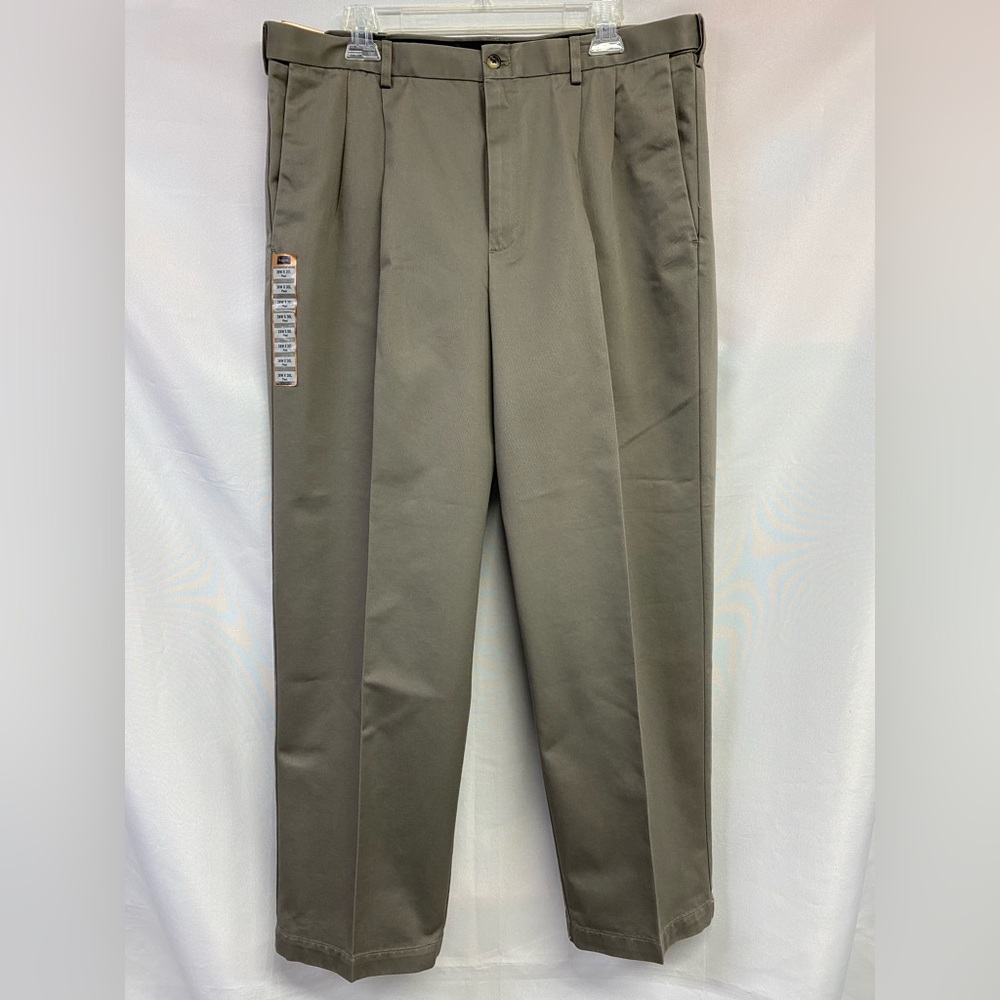 Haggar Men's Olive Classic Fit Khaki Pants Pleated Straight Leg 38x30 NWT